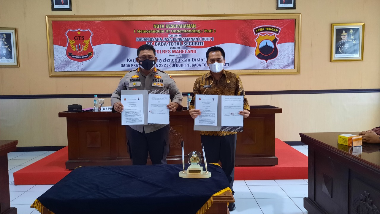 MoU: Kapolres Magelang AKBP Ronald A Purba SIK MSi dan Direktur PT Gada Total Securiti H Agus Nurwijanarko ST. (foto: han)