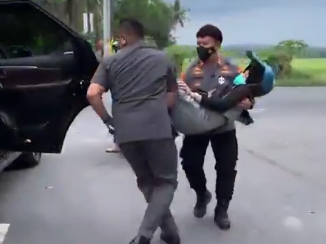 HEROIK: Kapolres Magelang AKBP Tartono membopong seorang wanita yang tengah hamil yang pingsan di jalan. (sumber: Instagram/divisihumaspolri)