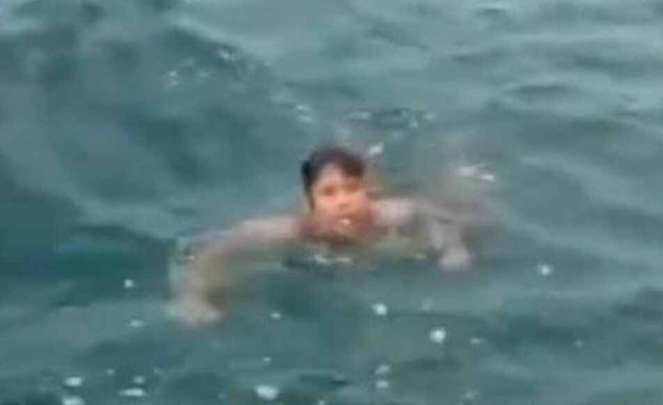 Diduga Jatuh dari Kapal, Bocah Terombang-ambing di Lautan Diselamatkan TNI AL
