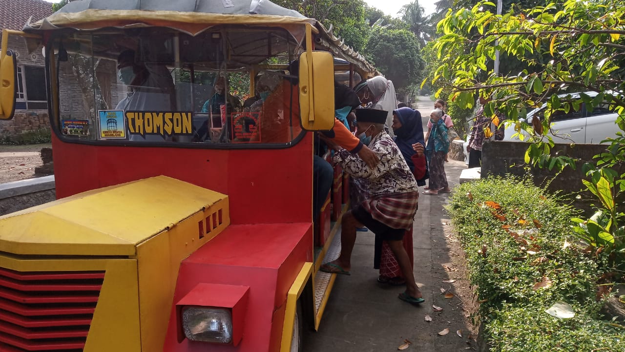 cara unik jemput lansia di mangunsari sawangan untuk ikut vaksinasi