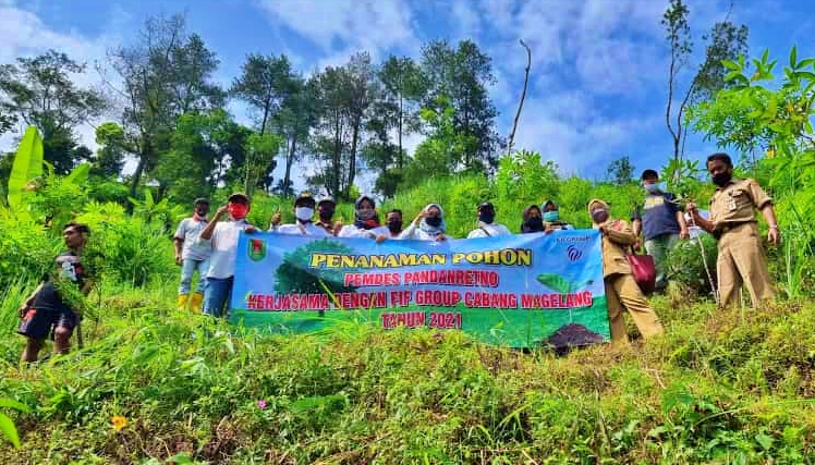 Penanaman pohon Pemdes Pandanretno bersama FIF Group Cabang Magelang