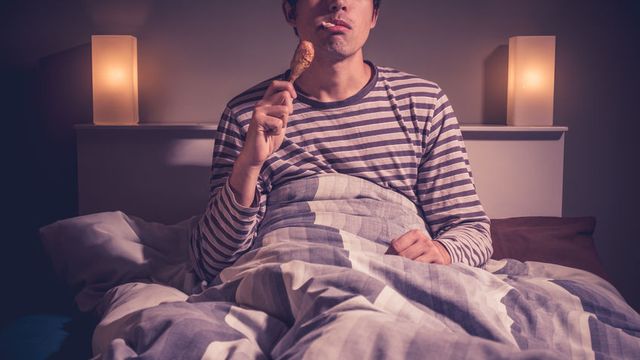Makan Tengah Malam Sebabkan Insomnia? Ini Penjelasannya