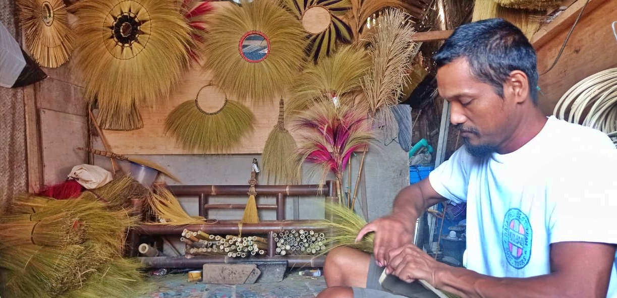 Fahrudin pengusaha sapu saat membuat hiasan dinding