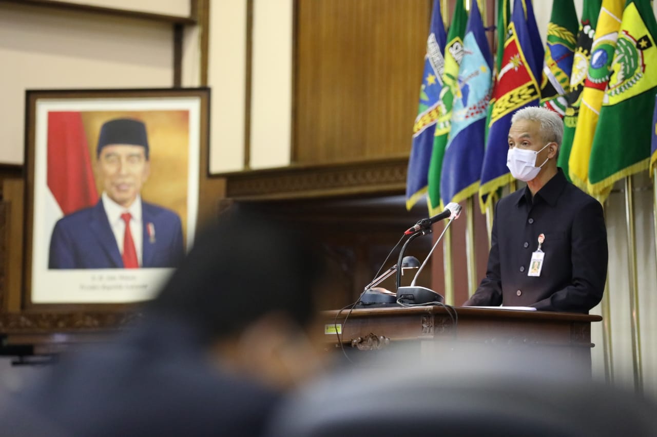 Ganjar saat menyampaikan bantuan sosial