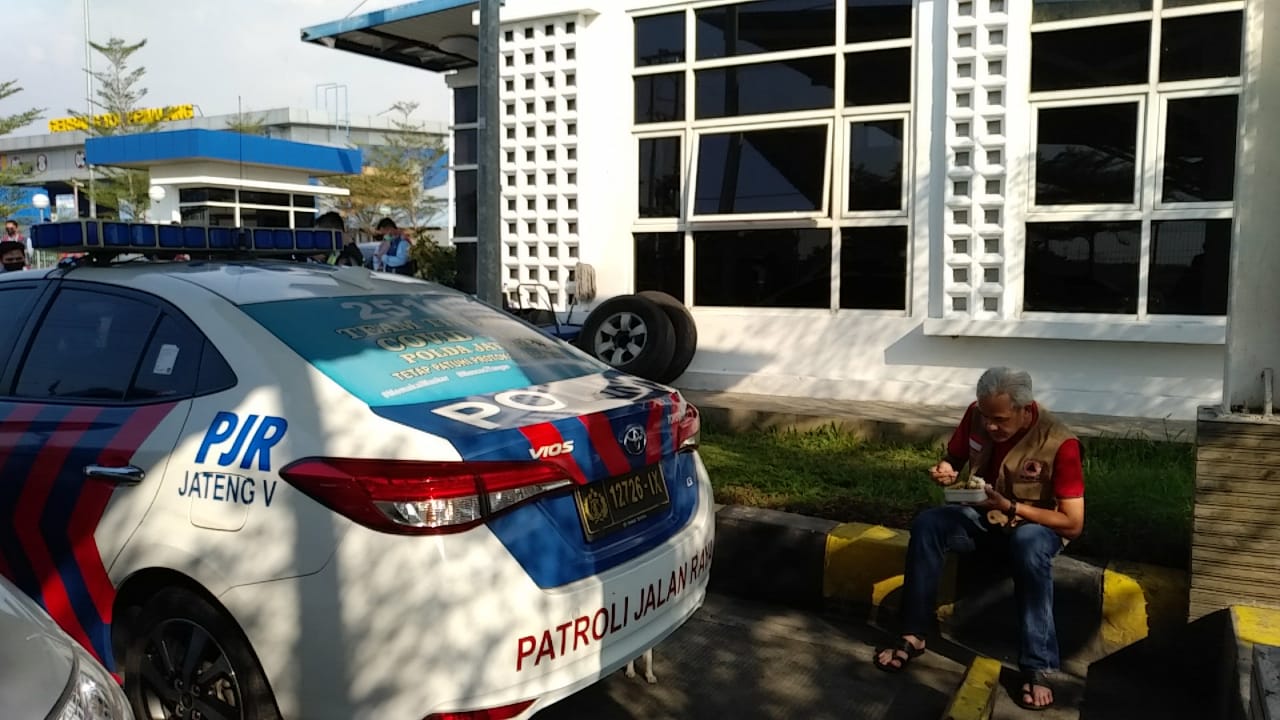 Ganjar Pranowo mendadak makan di pinggir pintu masuk jalan tol