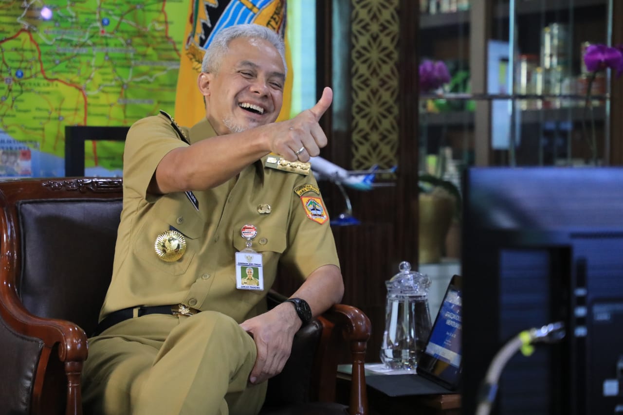 Ganjar Pranowo saat melaksanakan program rembug desa secara virtual