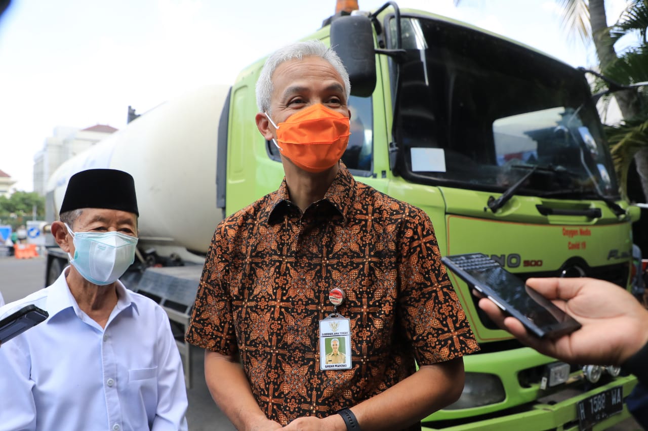 Ganjar Pranowo saat serahkan bantuan