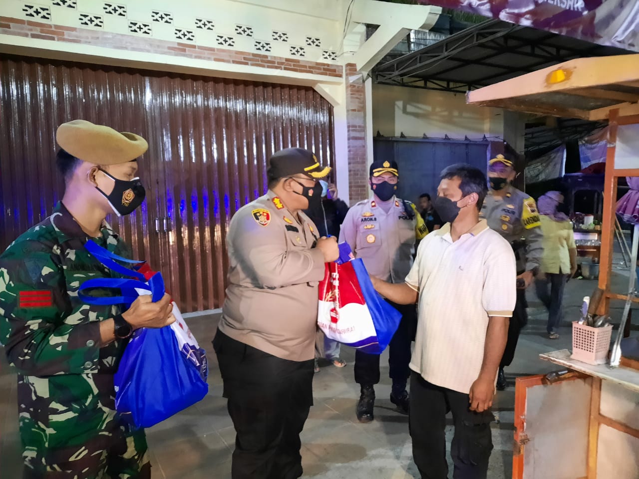 Petugas Gabungan Di Magelang Patroli Skala Besar Sambil Bagi Sembako