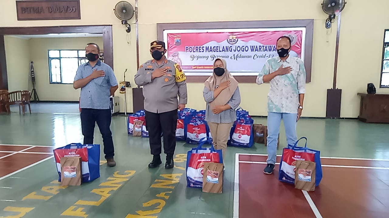 Polres Magelang Bagikan Paket Bantuan Kepada Wartawan