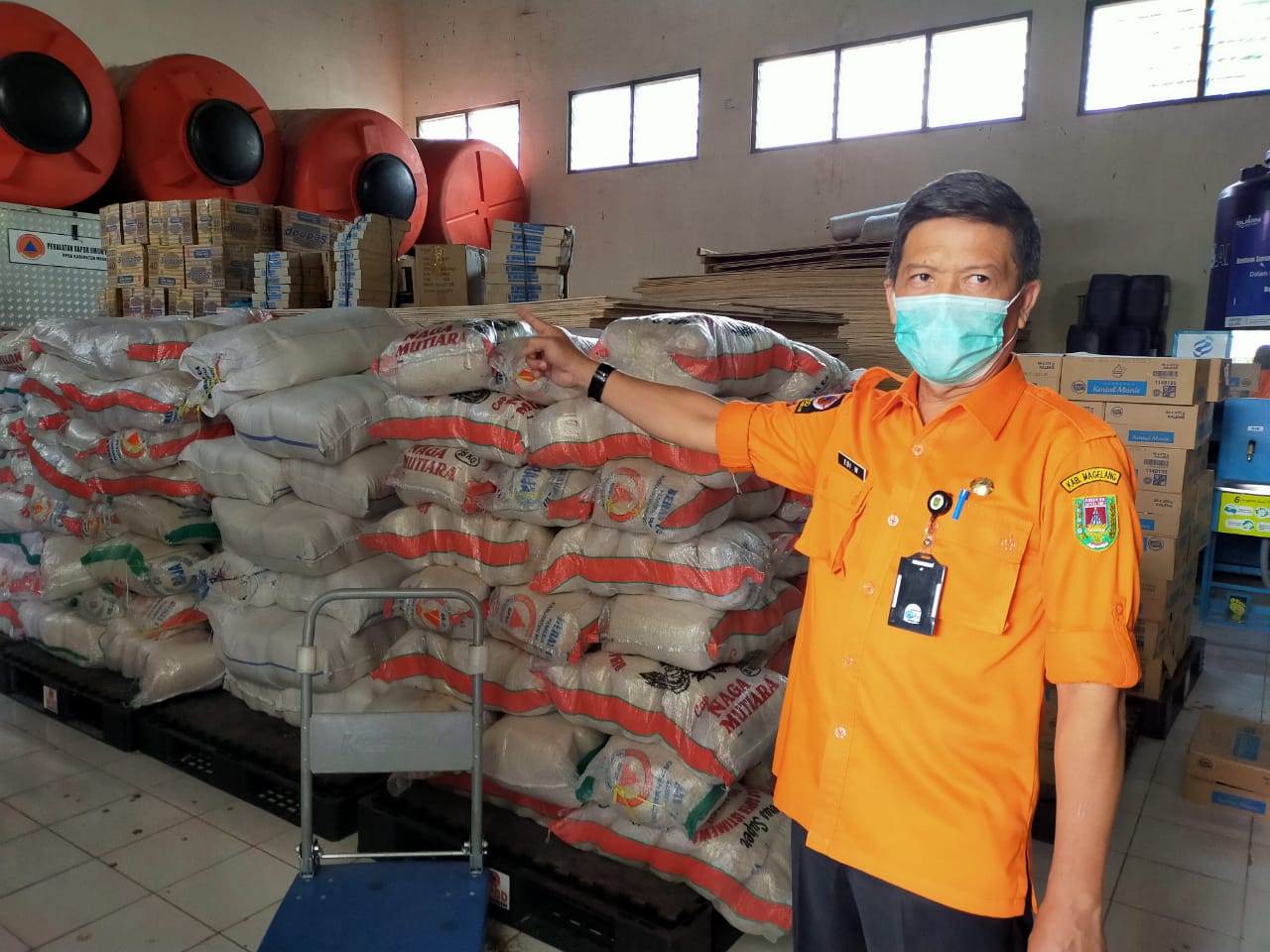 Kalak BPBD Kabupaten Magelang saat menunjukan bantuan sembako bagi warga yang isolasi mandiri