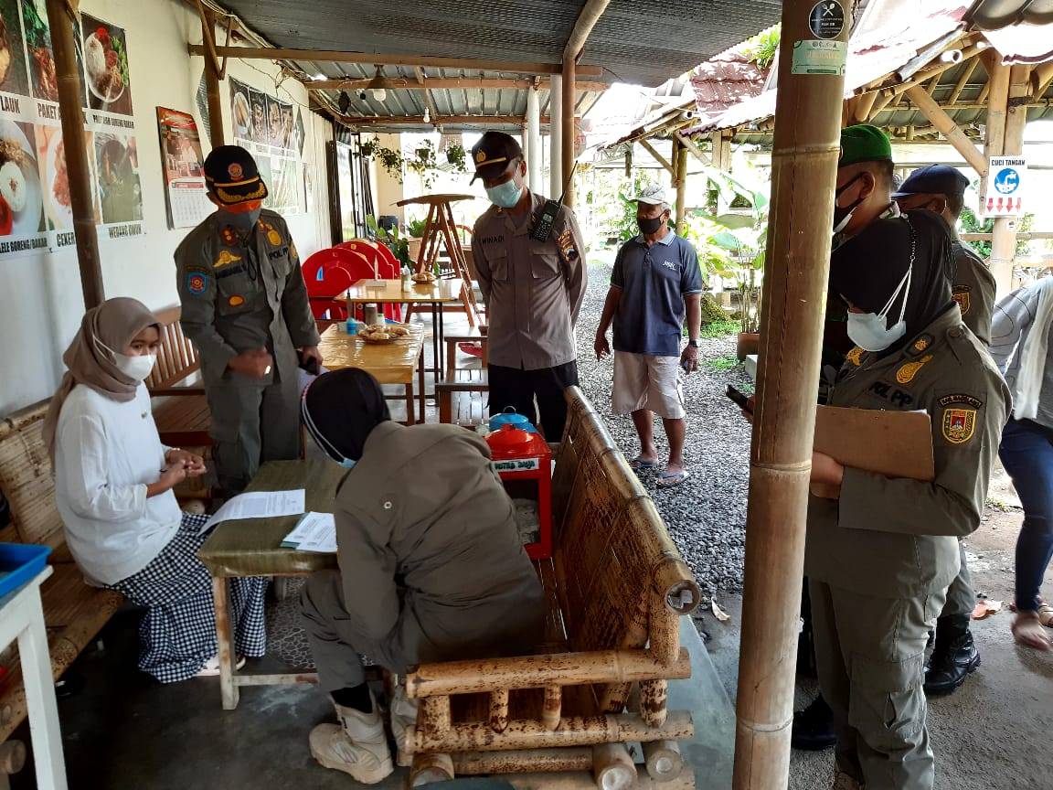 Operasi Skala Besar petugas gabungan tegakkan PPKM darurat di Magelang (5/7/2021)