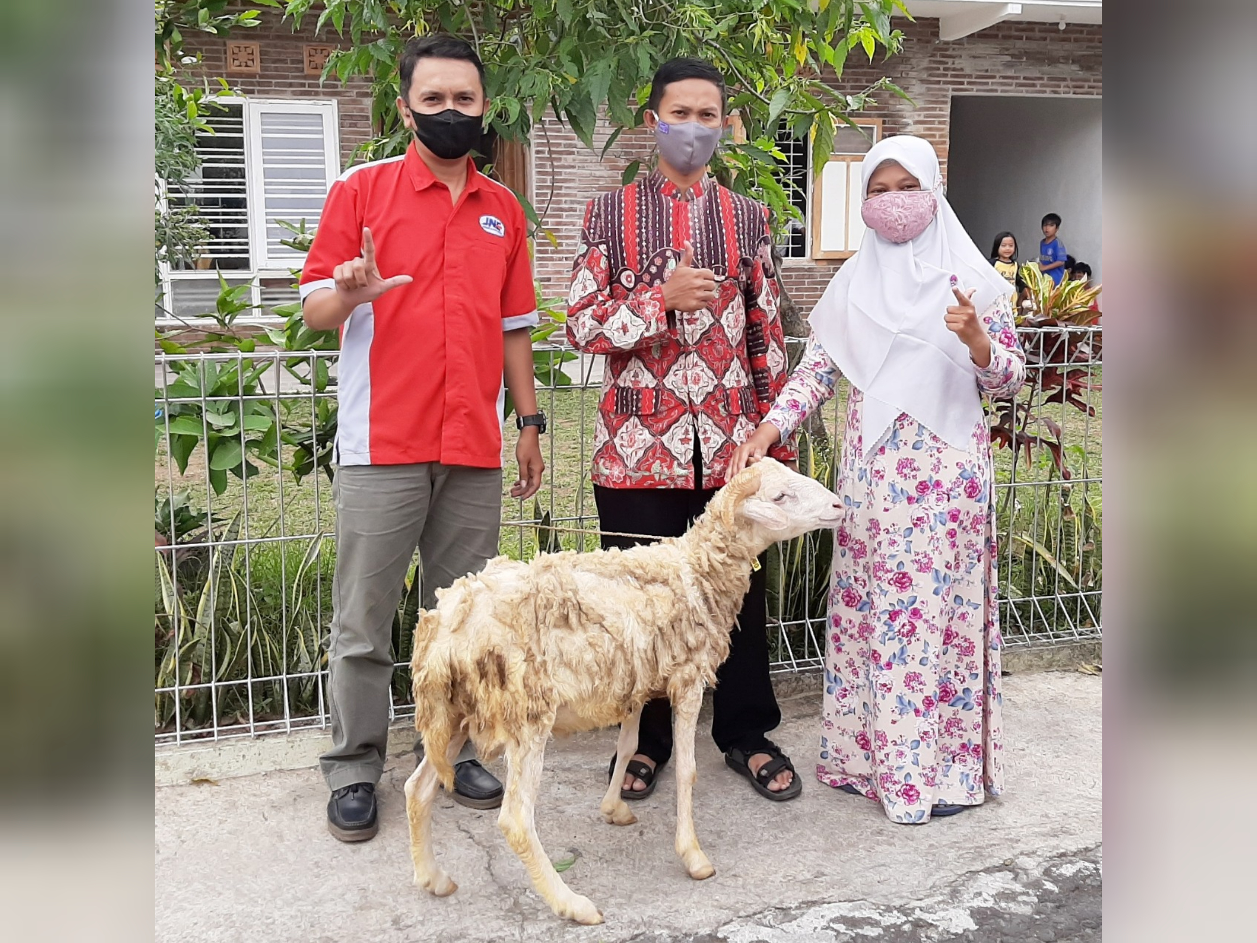 REJEKI: Yani Wahyuningsih dan sang suami Basuki (tengah) bersama domba kurban hadiah dari JNE Magelang. (foto: ist)
