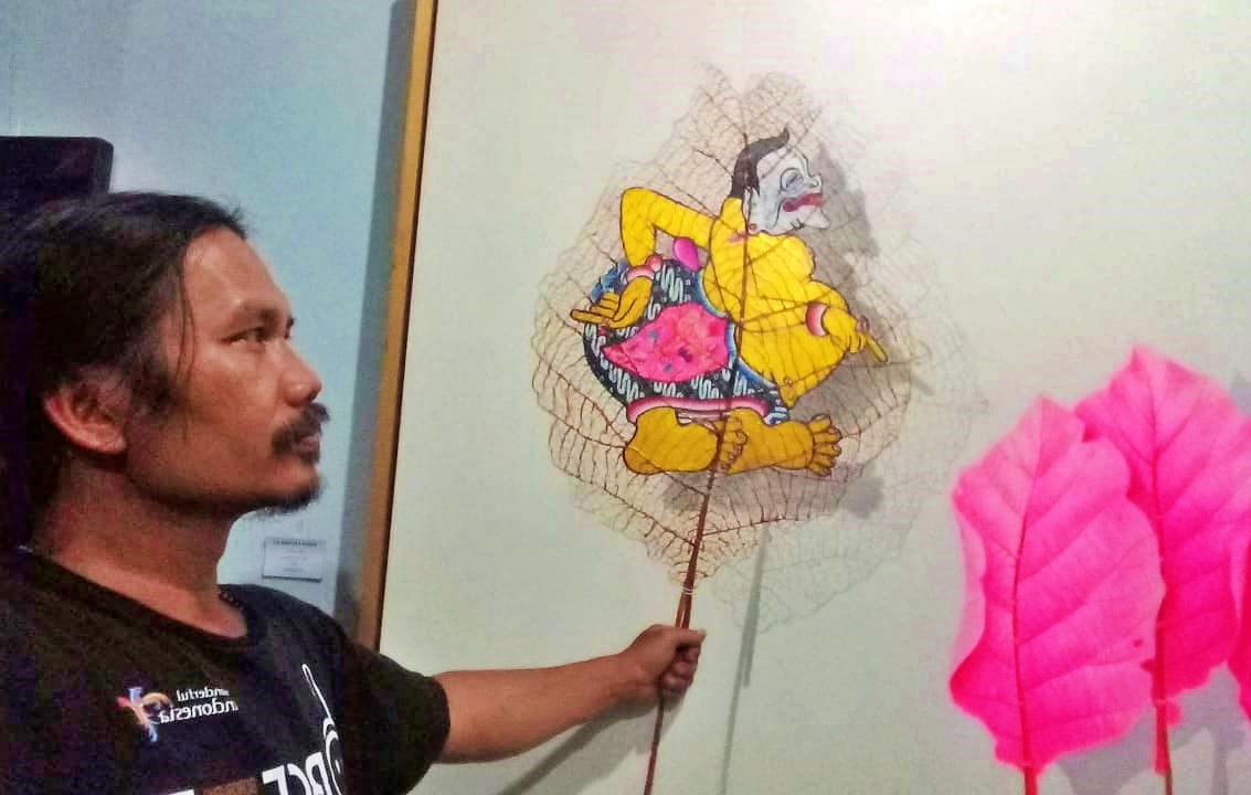 Perupa Daun Jati merupakan seniman yang sedang pamerkan karyanya