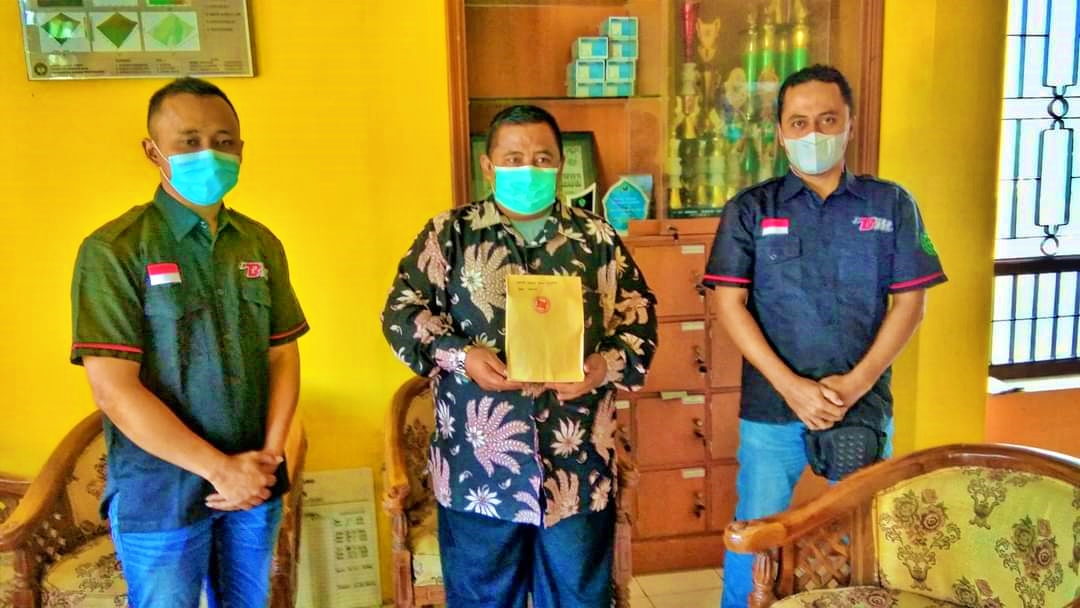 Perwakilan CV Barokah Merapi saat memberikan simbolis bantuan kepada perangkat Desa Dukun