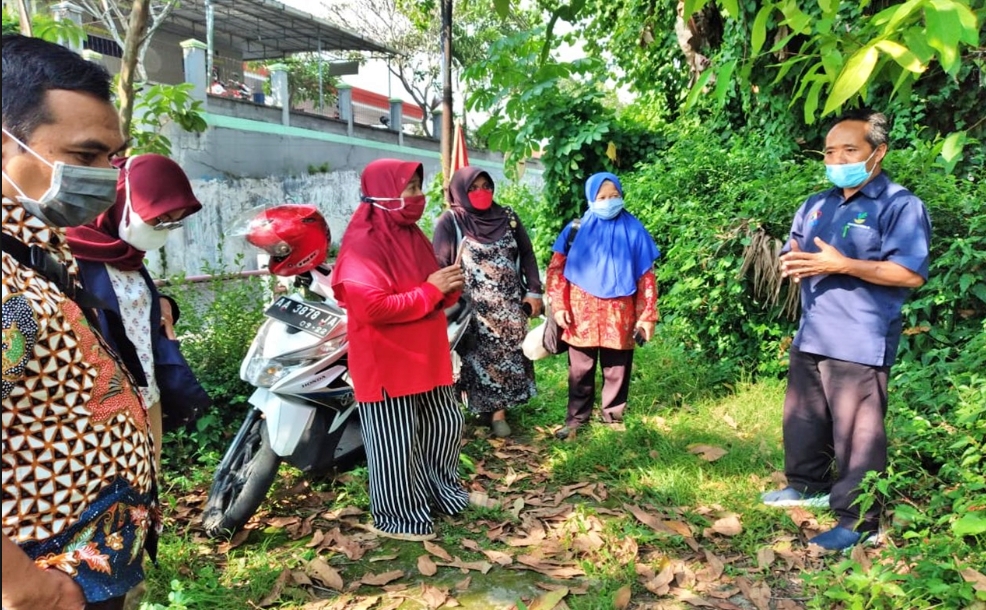 Petugas Balai Kartini saat akan mengevakuasi Lansia di Kota Magelang_Foto Kemensos