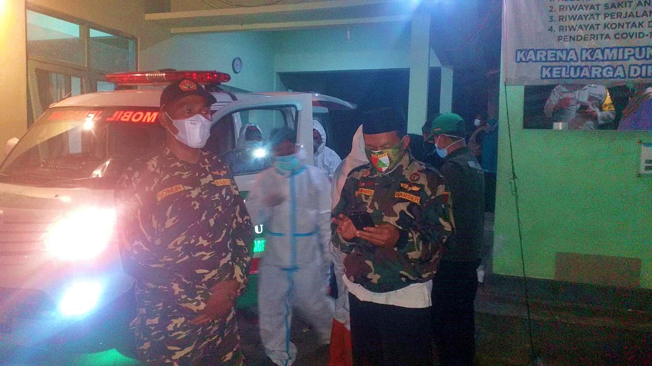Petugas Banser tergabung dalam BAGANA saat persiapan memakamkan jenazah covid
