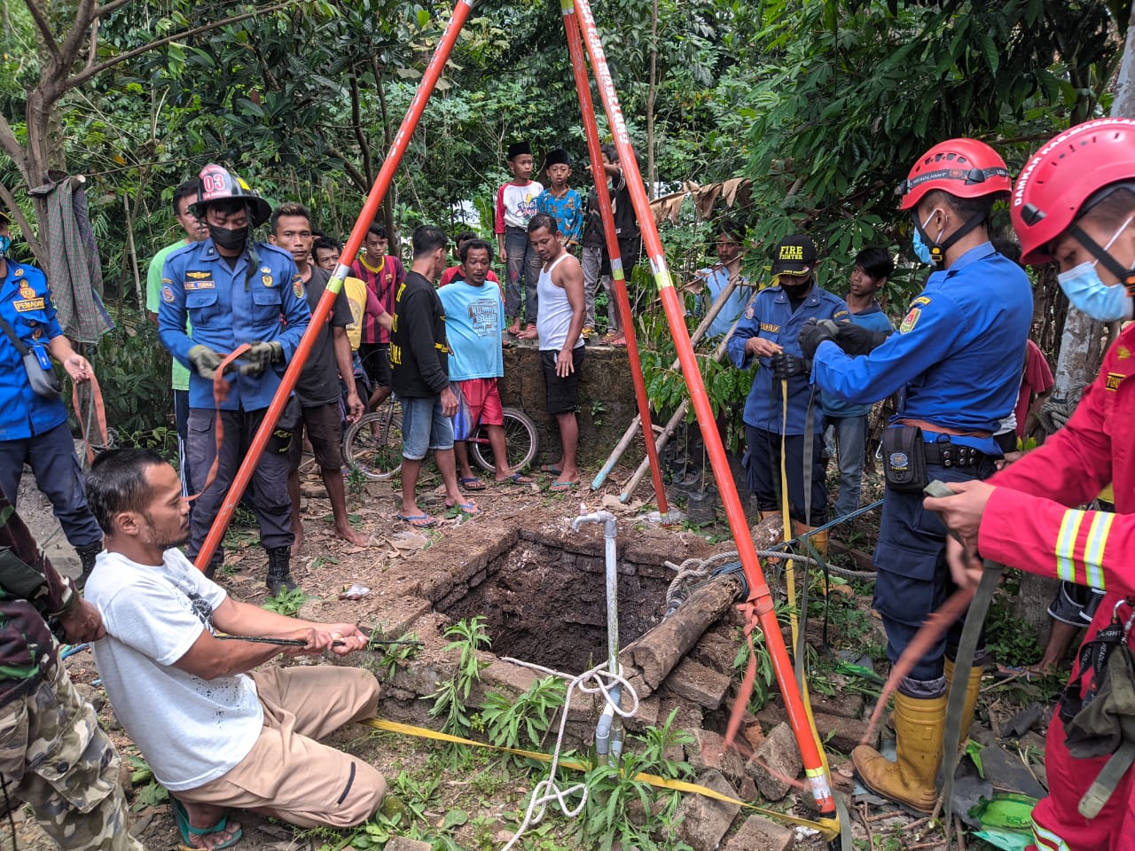 Petugas Damkar Kabupaten Magelang saat hendak mengevakuasi kedua korban yang jatuh kedalam sumur di Tempuran