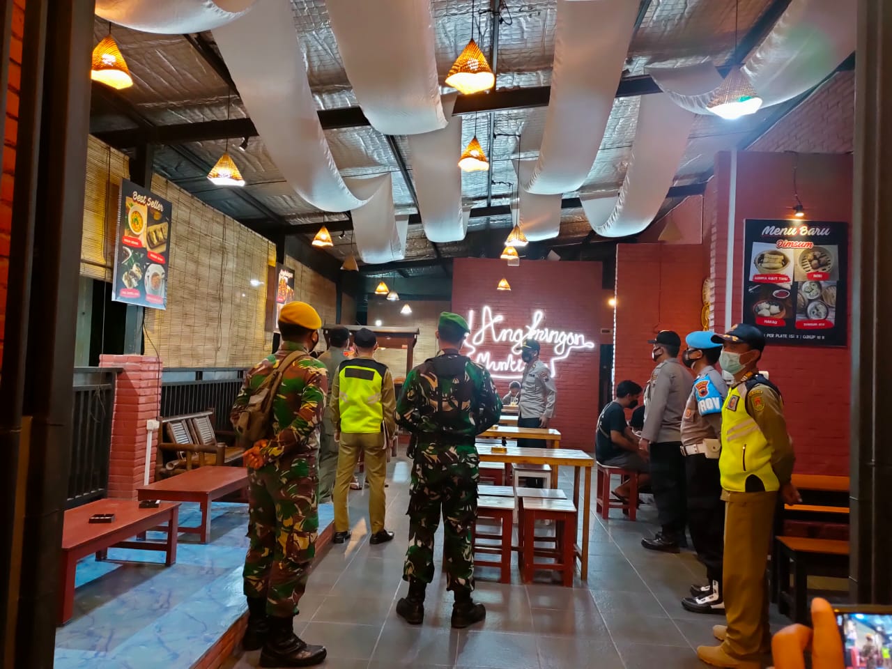 Petugas gabungan lakukan sosialisasi humanis dalam penegakan PPKM Darurat
