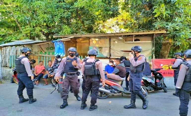Petugas polisi saat mengamankan tujuh pemuda saat pesta miras