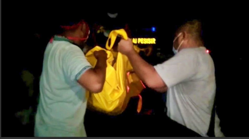 Polisi saat mengevakuasi mayat istri yang dibunuh suami nya sendiri