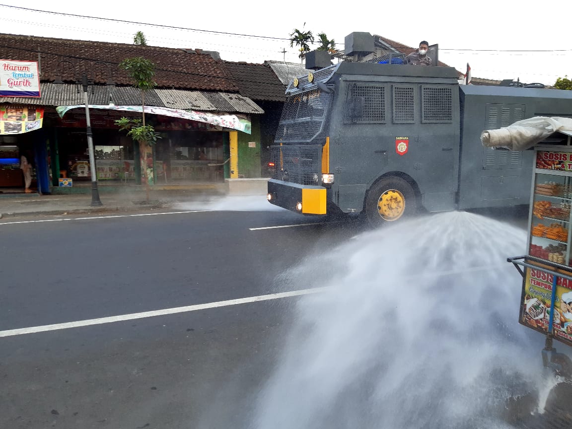 Polres Magelang lakukan penyemprotan disinfektan menggunakan water canon di Borobudur