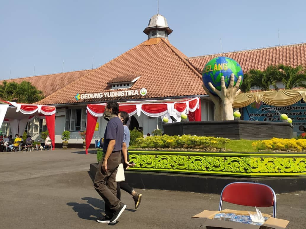 VAKSINASI: Gedung Yudhistira kompleks Rumah Sakit Jiwa Prof dr Soerojo Magelang. (foto: instagram/septiandw)