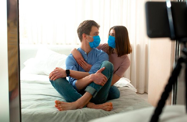 KENAKAN MASKER: Ilustrasi pasangan suami istri yang sehat sebelum terpapar Covid-19. (foto: ist)