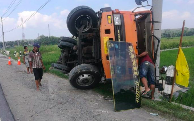 Truk tronton bermuatan semen 32 ton terguling di Jalan Wates-Jogjakarta. (foto: ist)