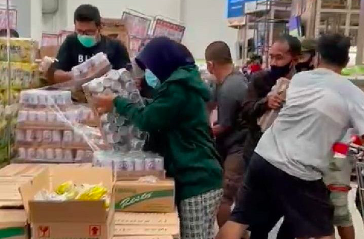 PANIC BUYING: warga berbondong-bondong memborong susu beruang pascapenerapan PPKM Darurat. (foto: ist)
