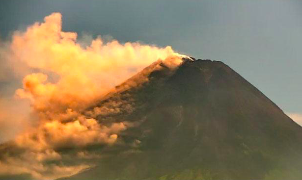 AKTIF: Gunung Merapi meluncurkan awan panas guguran sejauh 1,5 kilometer. (foto: ist)