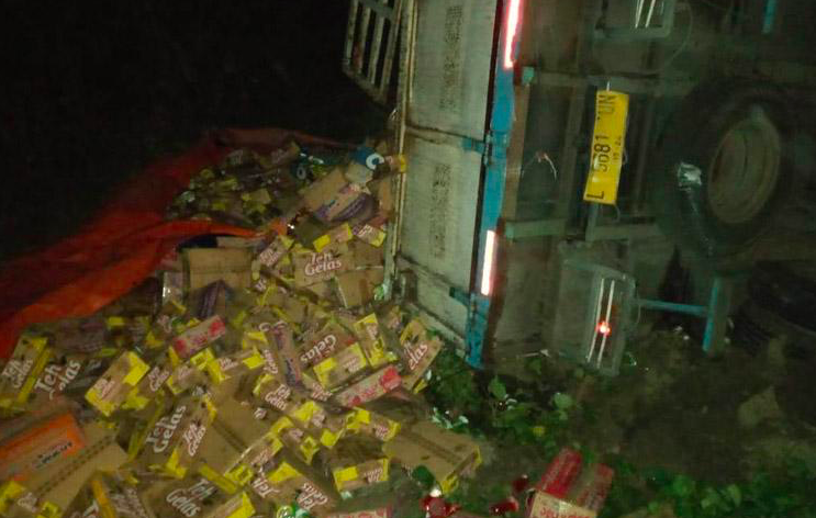 TUMPAH: Truk bermuatan minuman kemasan terjun ke jurang sealam 20 meter. (foto: ist)