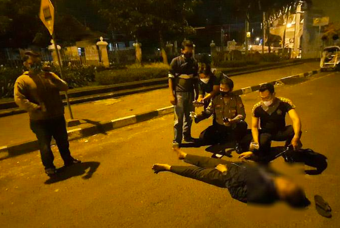 SAKIT: Polisi melakukan evakuasi mahasiswa yang mencoba bunuh diri di Jembatan Lempuyangan Jogjakarta. (foto: ist)