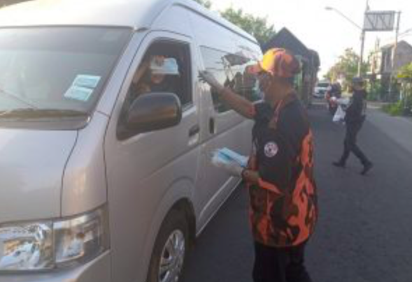 2 LAPIS: Anggota Pemuda Pancasila Bantul membagikan masker kepada pengguna jalan. (foto: ist)