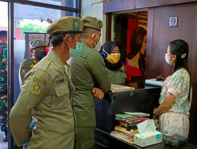 WADUH: Petugas gabungan TNI-Polri dan Satpol PP melakukan razia salon dan spa yang diam-diam masih melayani tamu saat PPKM Darurat. (foto: dok/polda dij)