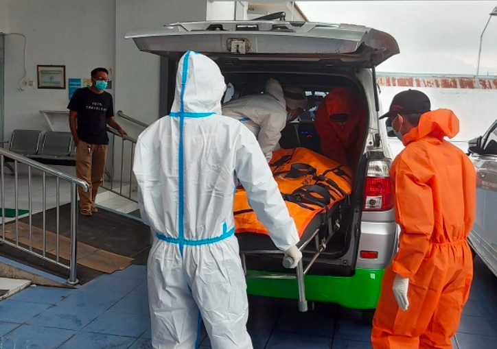 Ilustrasi evakuasi jenazah wanita yang tewas di terminal Jogja. (foto: ist)