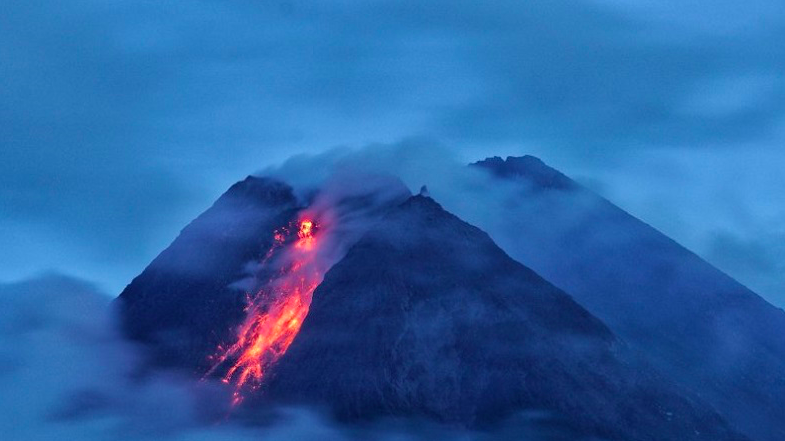 ERUPSI: Gunung Merapi mengeluarkan lava pijar terlihat dari Wonorejo, Hargobinangun, Pakem, Sleman, DIJ, Senin (18/1). (foto: antara/andreas fitri atmoko)