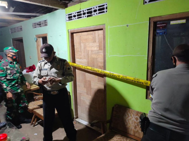 GRANAT: Rumah almarhum purnawiran Amir di Grabag dipasang garis polisi. (foto: ist)