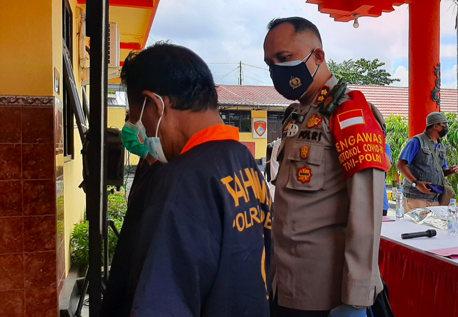 DURHAKA: Tersangka ATM bersama Kapolres Kobar. (foto: ist)