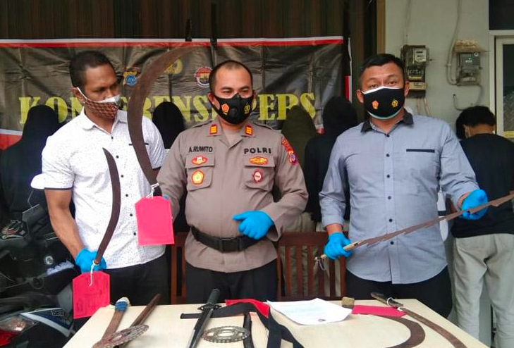 BOCAH: Pelaku pengeroyokan dan barang bukti kenakalan. (foto: ist)