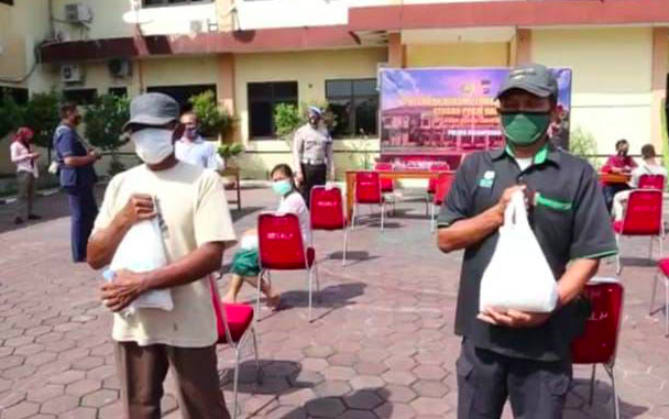 BERKAH: Para pelanggar prokes semasa penerapan PPKM Darurat diberi sembako oleh Polres Kulon Progo. (foto: ist)