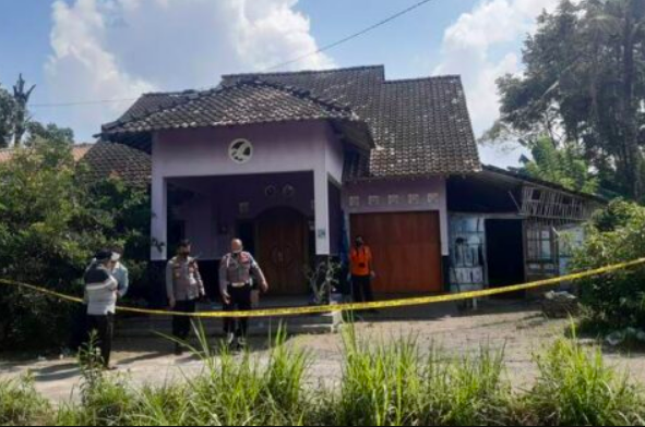 Polisi melakukan olah TKP di rumah korban SYP di Sleman Jogjakarta. (foto: ist)