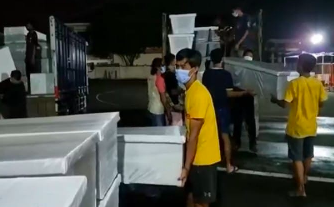 BANTUAN: Ratusan peti jenazah untuk pasien isoman yang meninggal tiba di Jogjakarta. (foto: ist)