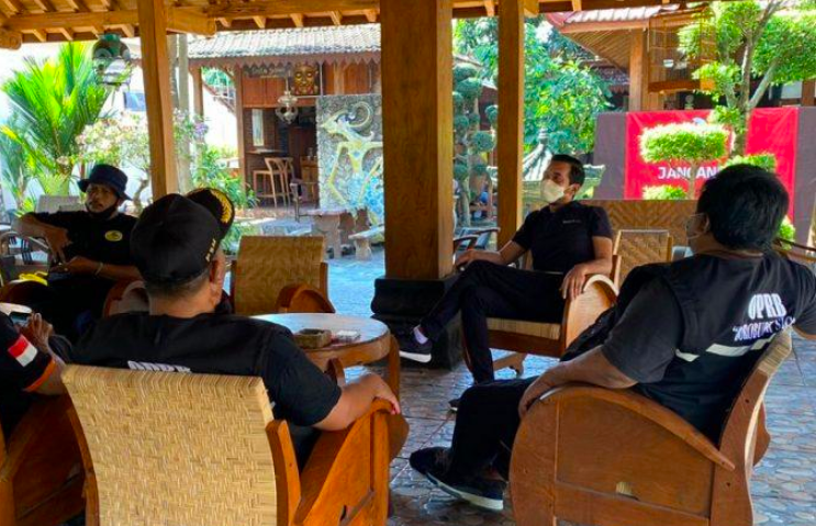 BANTU SESAMA: Ketua DPC Kabupaten Magelang, Saryan Adiyanto SE (masker putih). (foto: ist)