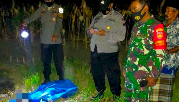 Petugas polsek dan koramil mendatangi TKP tempat kakek AHM, 65, tewas. (foto: ist)
