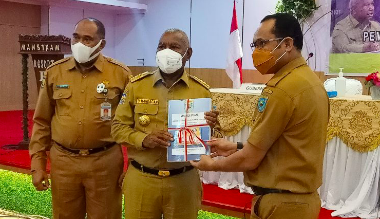 UNGGUL: Gubernur Papua Barat Dominggus Mandacan menerima masterplan SMA Taruna Kasuari Nusantara Selasa, (25/5) lalu. (foto: ist)