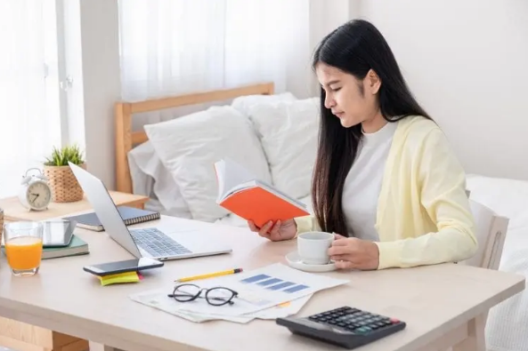 ILUSTRASI: Seseorang sedang menjalankan bisnis usaha online miliknya (foto: analisa.forex)