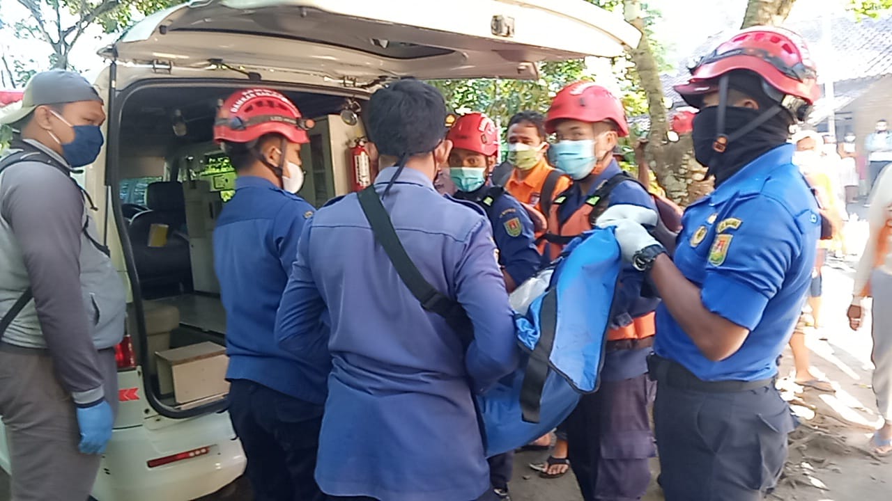 Tim Damkar Kabupaten Magelang didampingi Tim Inafis Polres saat mengevakuasi mayat (6/7/2021)
