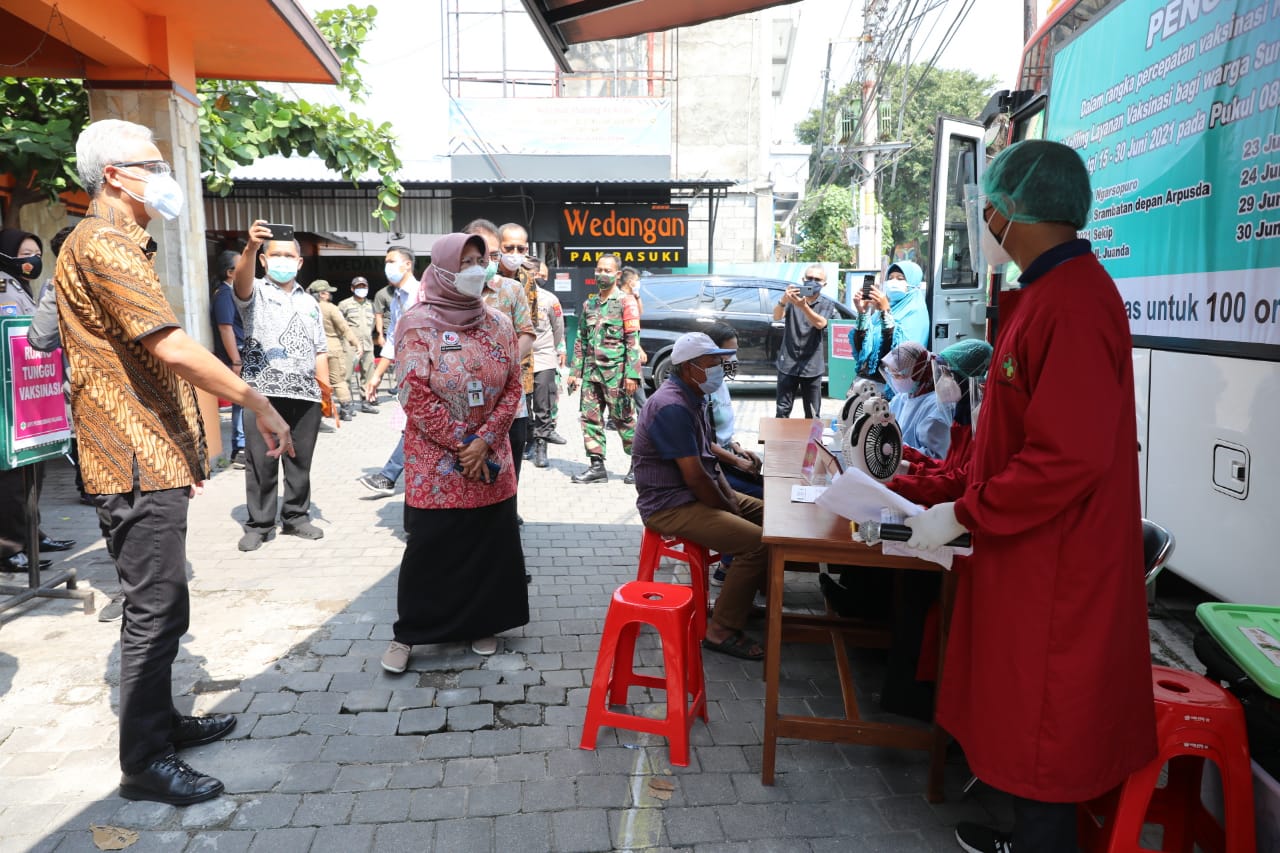 Gubernur Ganjar Apresiasi Penggunaan Mobil Vaksinasi Covid-19 Keliling di Solo