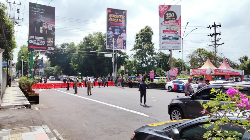 PPKM DARURAT: Penutupan akses masuk ke Kota Magelang di persimpangan depan Artos Mall (foto: ist)