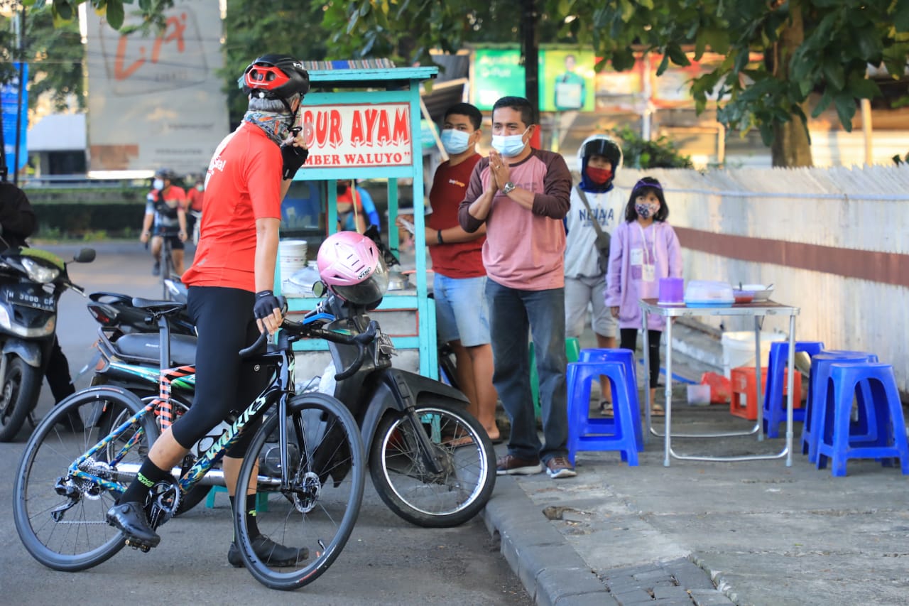 Sambil Bersepeda, Ganjar Sweeping Warung: Makanannya Dibungkus Saja Jangan Makan di Tempat